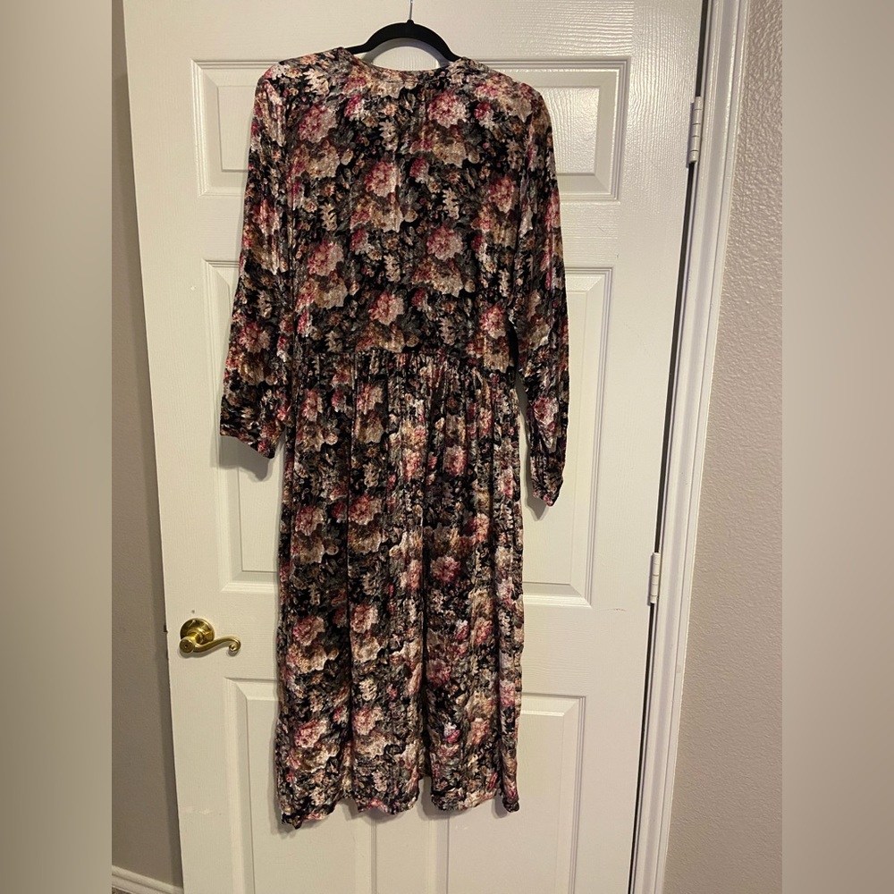 Vintage over the knee length dress. In excellent condition.